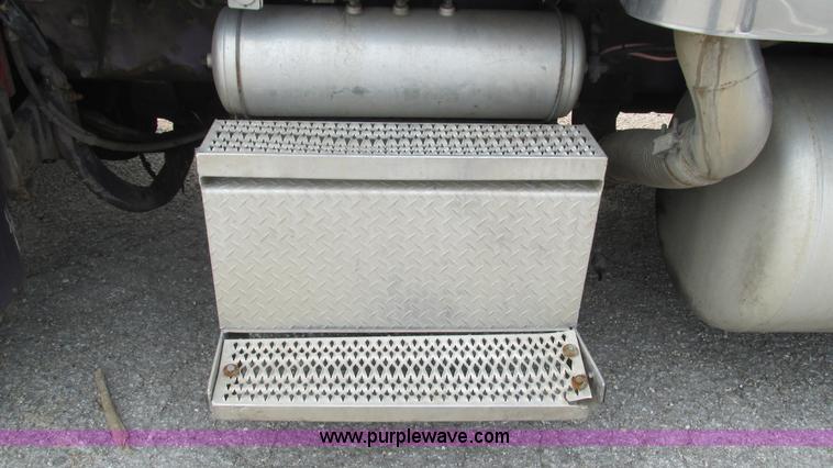 image for item J8554 2000 Peterbilt 377 semi truck