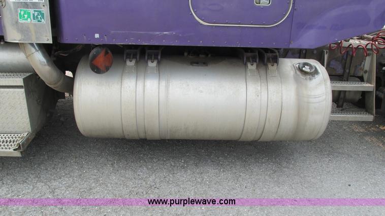 image for item J8554 2000 Peterbilt 377 semi truck