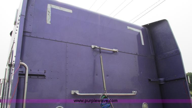 image for item J8554 2000 Peterbilt 377 semi truck