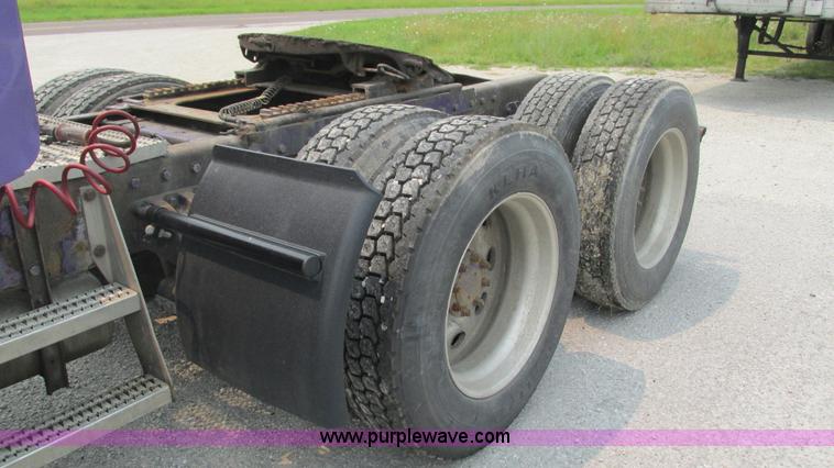 image for item J8554 2000 Peterbilt 377 semi truck