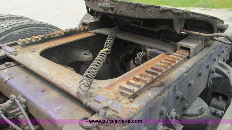 image for item J8554 2000 Peterbilt 377 semi truck