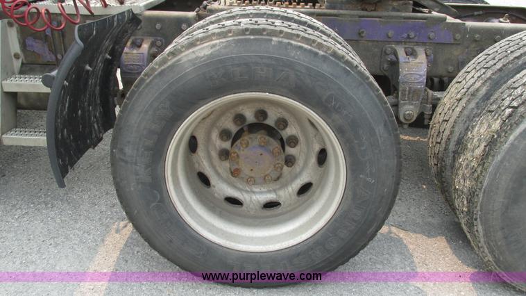 image for item J8554 2000 Peterbilt 377 semi truck