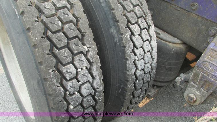 image for item J8554 2000 Peterbilt 377 semi truck