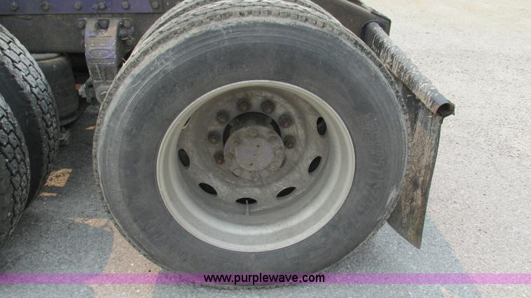 image for item J8554 2000 Peterbilt 377 semi truck