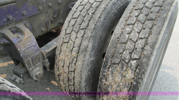 image for item J8554 2000 Peterbilt 377 semi truck