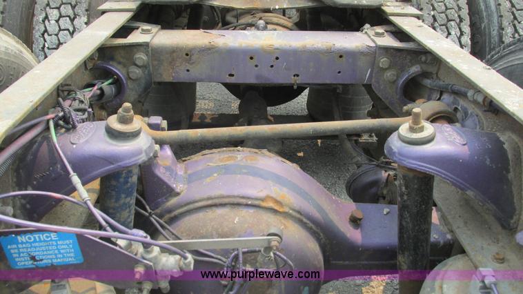 image for item J8554 2000 Peterbilt 377 semi truck