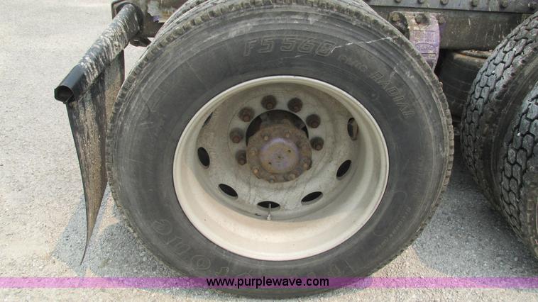 image for item J8554 2000 Peterbilt 377 semi truck