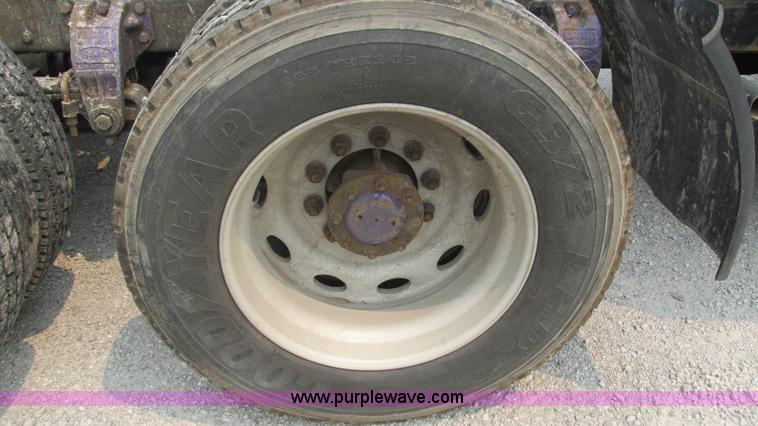 image for item J8554 2000 Peterbilt 377 semi truck