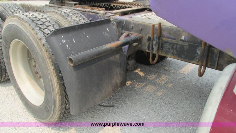 image for item J8554 2000 Peterbilt 377 semi truck