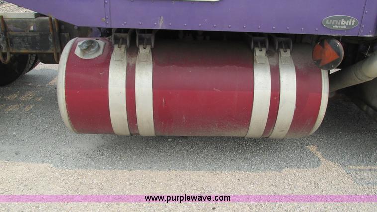 image for item J8554 2000 Peterbilt 377 semi truck