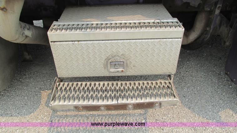 image for item J8554 2000 Peterbilt 377 semi truck