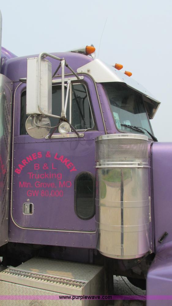 image for item J8554 2000 Peterbilt 377 semi truck