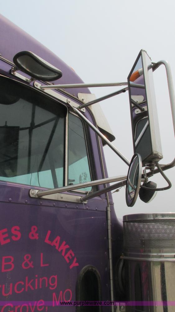 image for item J8554 2000 Peterbilt 377 semi truck