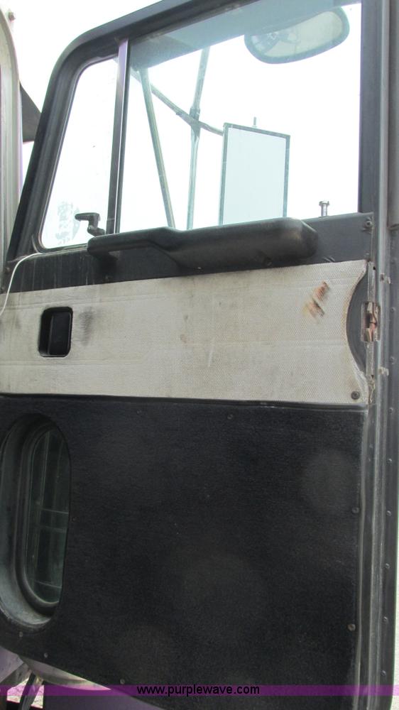 image for item J8554 2000 Peterbilt 377 semi truck