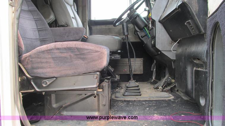 image for item J8554 2000 Peterbilt 377 semi truck