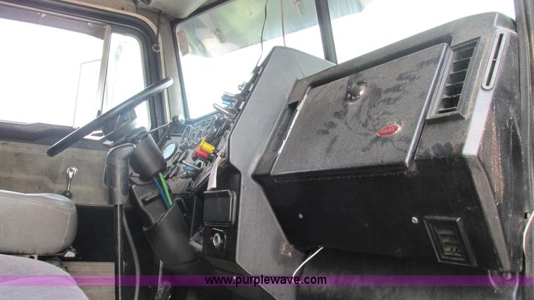 image for item J8554 2000 Peterbilt 377 semi truck