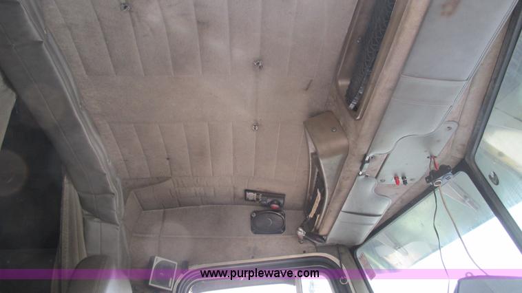 image for item J8554 2000 Peterbilt 377 semi truck