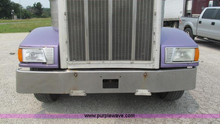 image for item J8554 2000 Peterbilt 377 semi truck