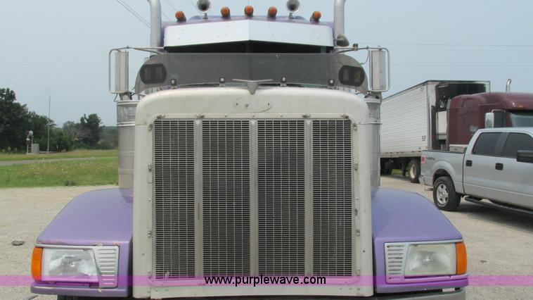 image for item J8554 2000 Peterbilt 377 semi truck