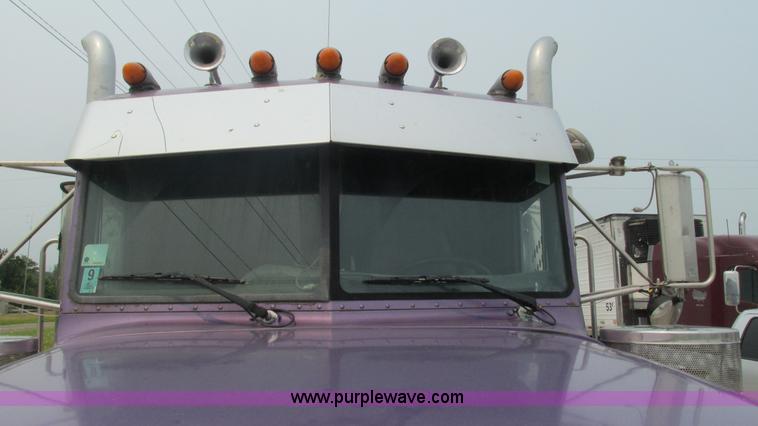 image for item J8554 2000 Peterbilt 377 semi truck