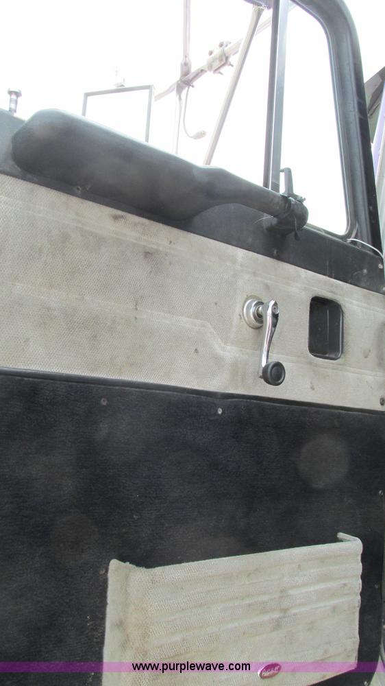 image for item J8554 2000 Peterbilt 377 semi truck