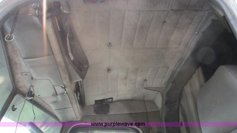 image for item J8554 2000 Peterbilt 377 semi truck