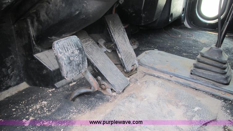 image for item J8554 2000 Peterbilt 377 semi truck