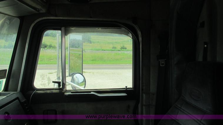 image for item J8554 2000 Peterbilt 377 semi truck