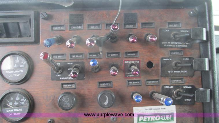 image for item J8554 2000 Peterbilt 377 semi truck