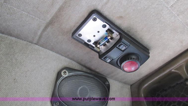 image for item J8554 2000 Peterbilt 377 semi truck