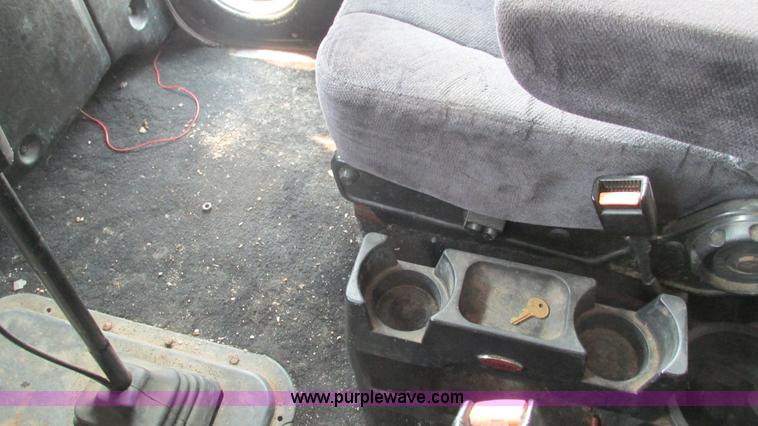 image for item J8554 2000 Peterbilt 377 semi truck