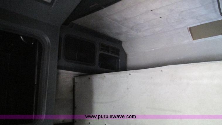 image for item J8554 2000 Peterbilt 377 semi truck