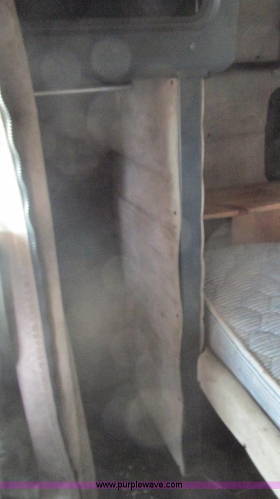 image for item J8554 2000 Peterbilt 377 semi truck