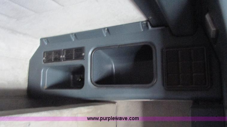 image for item J8554 2000 Peterbilt 377 semi truck