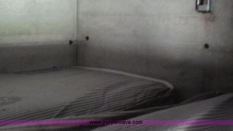 image for item J8554 2000 Peterbilt 377 semi truck