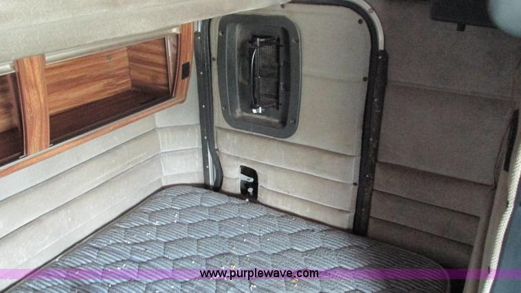 image for item J8554 2000 Peterbilt 377 semi truck