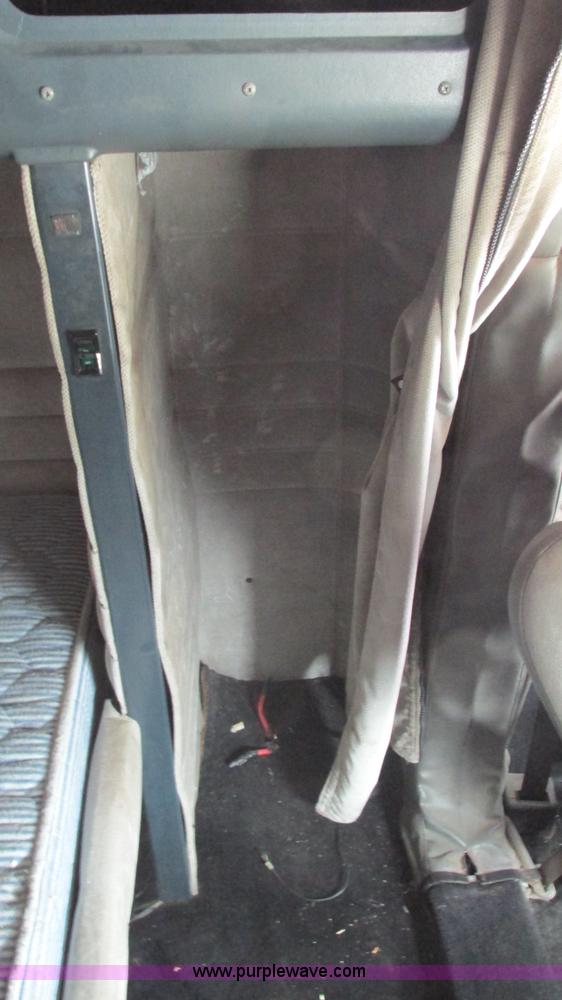 image for item J8554 2000 Peterbilt 377 semi truck