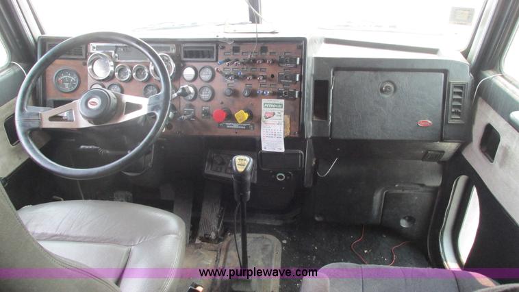 image for item J8554 2000 Peterbilt 377 semi truck