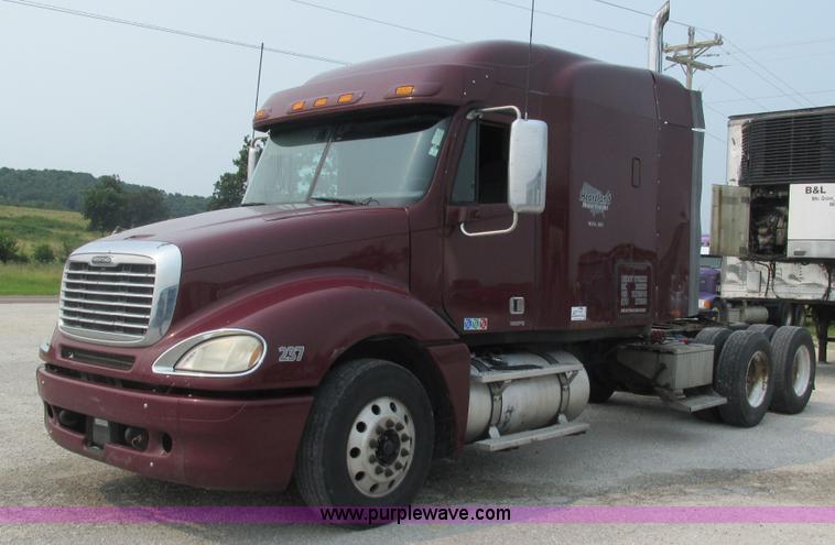image for item J8555 2007 Freightliner Columbia semi truck