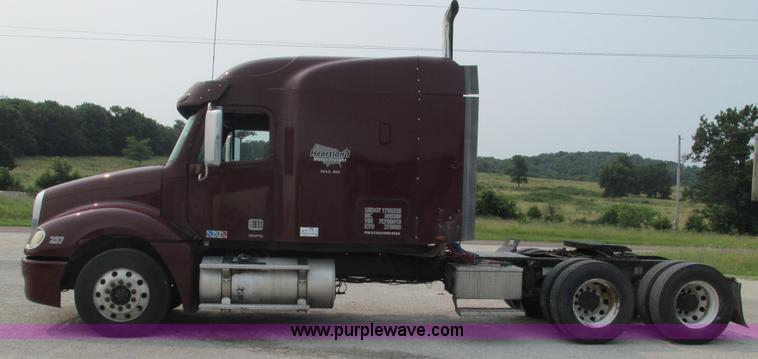 image for item J8555 2007 Freightliner Columbia semi truck