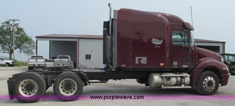 image for item J8555 2007 Freightliner Columbia semi truck