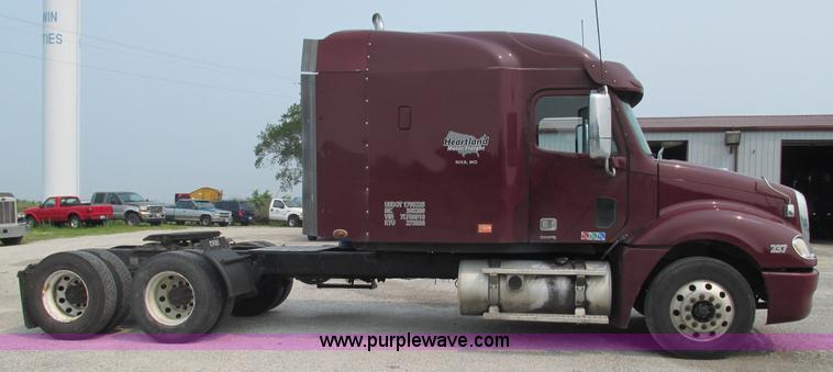 image for item J8555 2007 Freightliner Columbia semi truck
