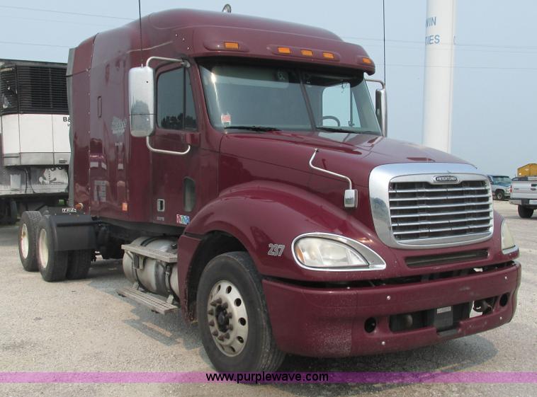 image for item J8555 2007 Freightliner Columbia semi truck