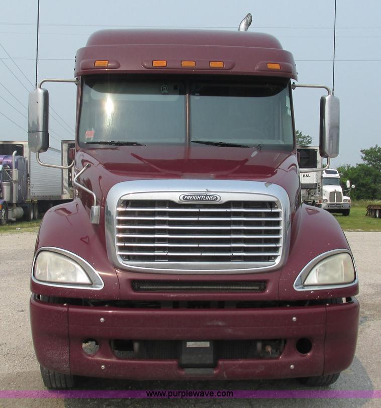 image for item J8555 2007 Freightliner Columbia semi truck