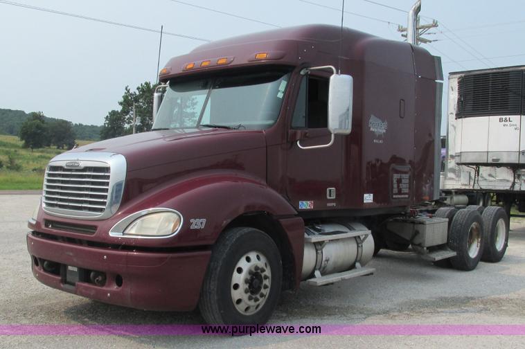 image for item J8555 2007 Freightliner Columbia semi truck