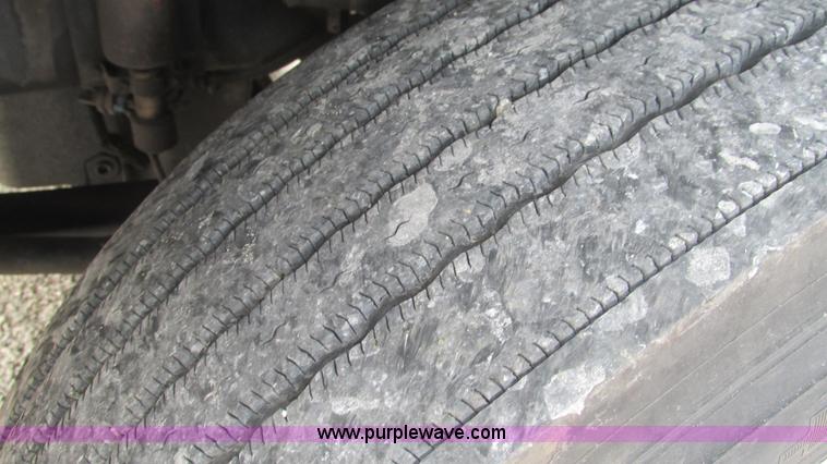 image for item J8555 2007 Freightliner Columbia semi truck