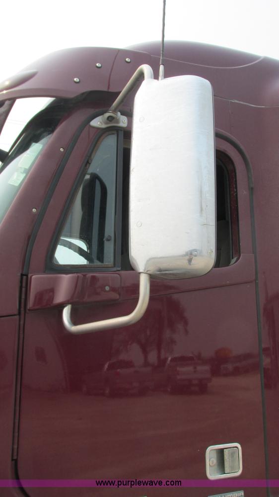image for item J8555 2007 Freightliner Columbia semi truck