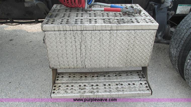 image for item J8555 2007 Freightliner Columbia semi truck