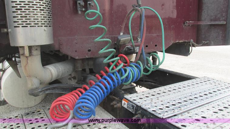 image for item J8555 2007 Freightliner Columbia semi truck