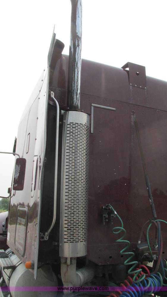 image for item J8555 2007 Freightliner Columbia semi truck